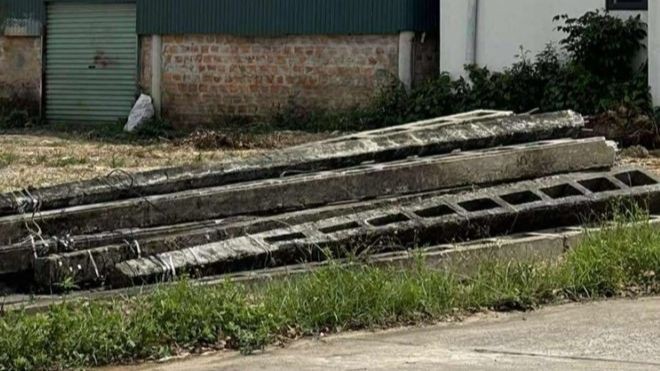 Cột điện được tập kết tại một bãi đất ở gần trụ sở Điện lực Vĩnh Linh (Ảnh Hàn Nguyên)