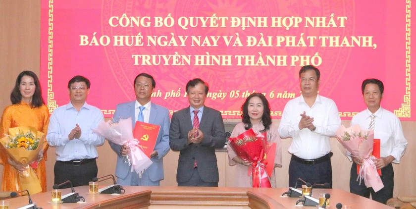 Lãnh đạo Thành phố Huế trao quyết định và tặng hoa cho Giám đốc và các Phó giám đốc Trung tâm