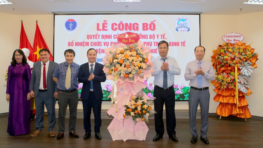 Bác sĩ Vĩnh Tuyên (Thứ tư từ trái sang) nhận hoa chúc mừng từ lãnh đạo TP Huế
