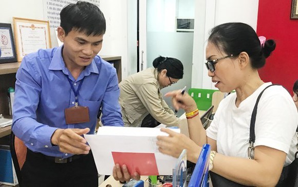 Cán bộ, công chức trên địa bàn TP sẽ hỗ trợ người lao động mất thu nhập do dịch bệnh COVID-19.