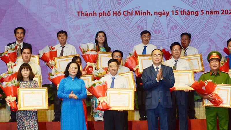 Bí thư Nguyễn Thiện Nhân và Chủ tịch HĐND TP Nguyễn Thị Lệ biểu dương các tập thể điển hình học tập và làm theo tư tưởng, đạo đức, phong cách Hồ Chí Minh.