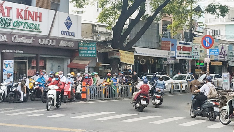 Dự án trọng điểm mở rộng trục đường Hoàng Hoa Thám nhằm xóa ùn tắc giao thông cho sân bay Tân Sơn Nhất. 