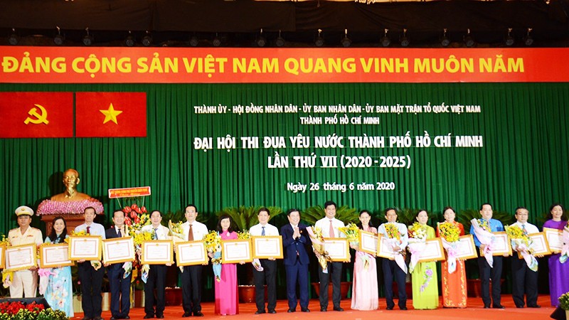 Nhiều tập thể, cá nhân có thành tích xuất sắc trong phong trào thi đua yêu nước được trao bằng khen.