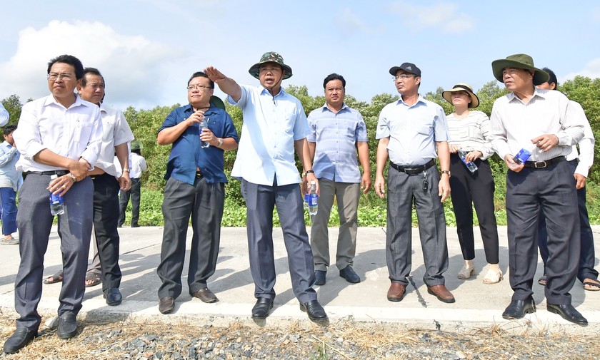 Phó Bí thư Tỉnh ủy, Chủ tịch UBND tỉnh Cà Mau Nguyễn Tiến Hải (người chỉ tay) khảo sát tình hình sụt lún, sạt lở đất tại tuyến đê biển Tây.