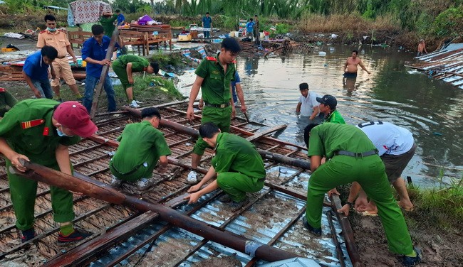 Kiên Giang lốc xoáy làm sập và tốc mái 37 căn nhà