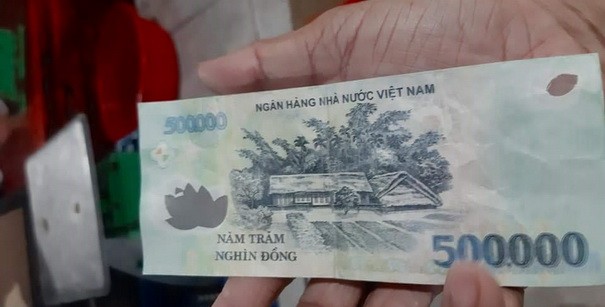 Cảnh giác đối tượng đi chợ mua hàng bằng tiền giả