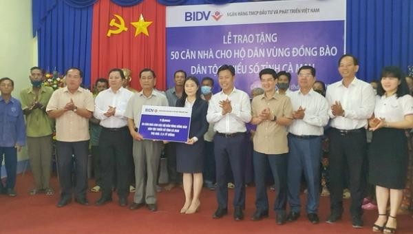 Ngân hàng Thương mại Cổ phần Đầu tư và phát triển chi nhánh Đất Mũi trao tặng tượng trưng 50 căn nhà với số tiền 2,5 tỷ đồng cho hộ dân vùng dân tộc thiểu số tại UBND xã Quách Phẩm Bắc, huyện Đầm Dơi. 