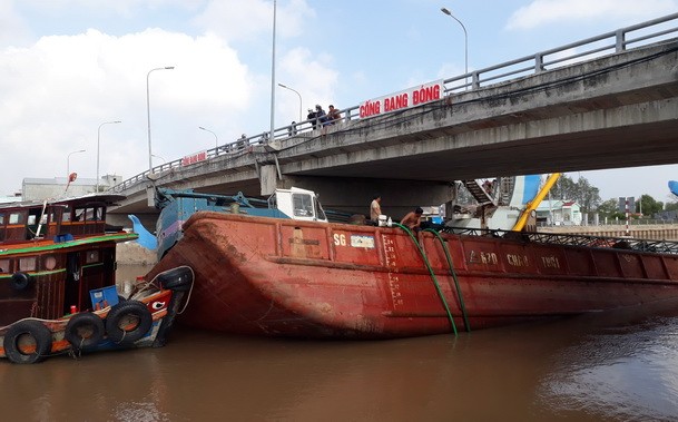 Chìm sà lan sau khi kẹt tại cống ngăn triều chống ngập