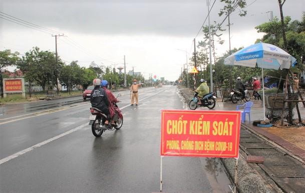 Người di chuyển nội tỉnh từ địa bàn đang áp dụng Chỉ thị 16 sang địa bàn đang áp dụng Chỉ thị 15 và ngược lại phải tự theo dõi sức khoẻ, nếu có biểu hiện bất thường phải báo cáo ngay cơ quan y tế gần nhất.