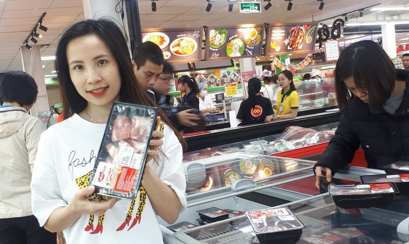 Người tiêu dùng mua Thịt mát Meat Deli tại siêu thị sáng 23/12