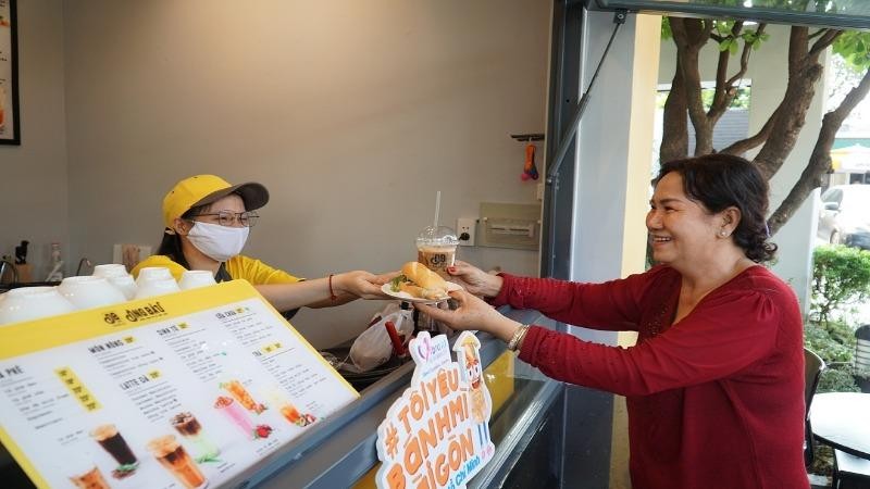 Khách mua cà phê Ông Bầu được tặng kèm bánh mì thịt.