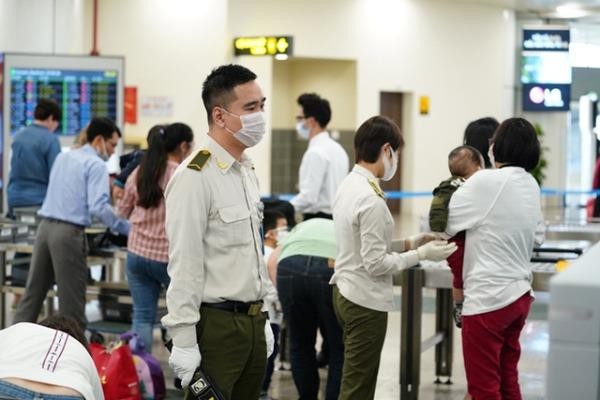 Lực lượng an ninh sân bay Nội Bài tuân thủ các quy định về phòng, chống dịch Covid-19