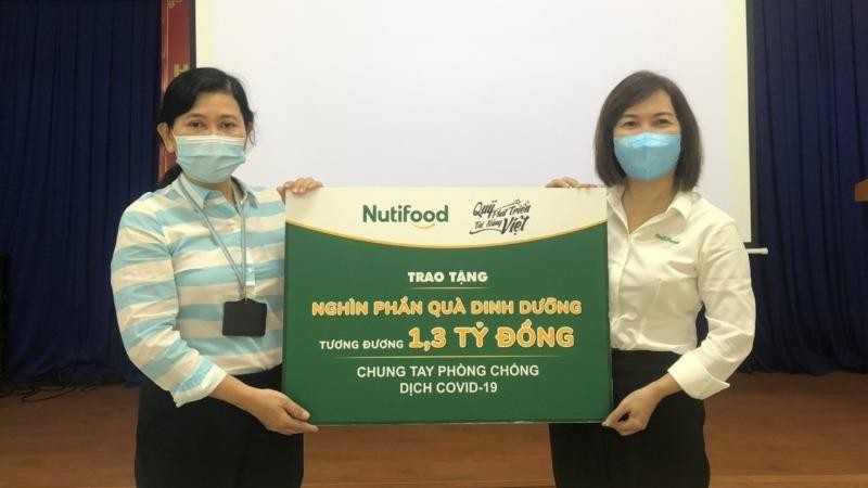 Đại diện lãnh đạo Sở Y tế TPHCM tiếp nhận các sản phẩm dinh dưỡng được Nutifood trao tặng.