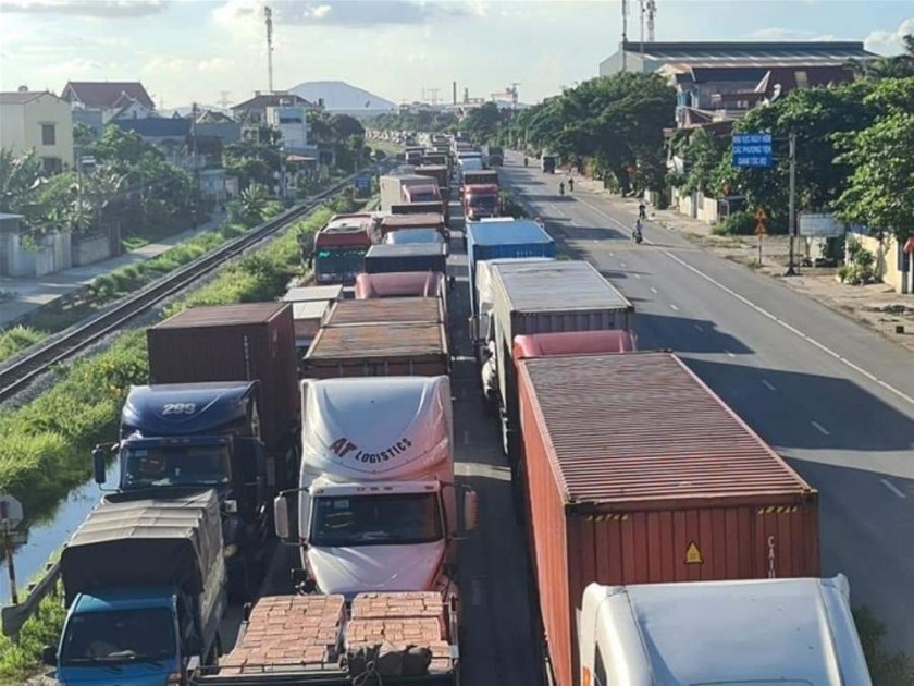 Tắc đường tại QL5 cửa ngõ vào Hải Phòng hôm 3/8/2021.
