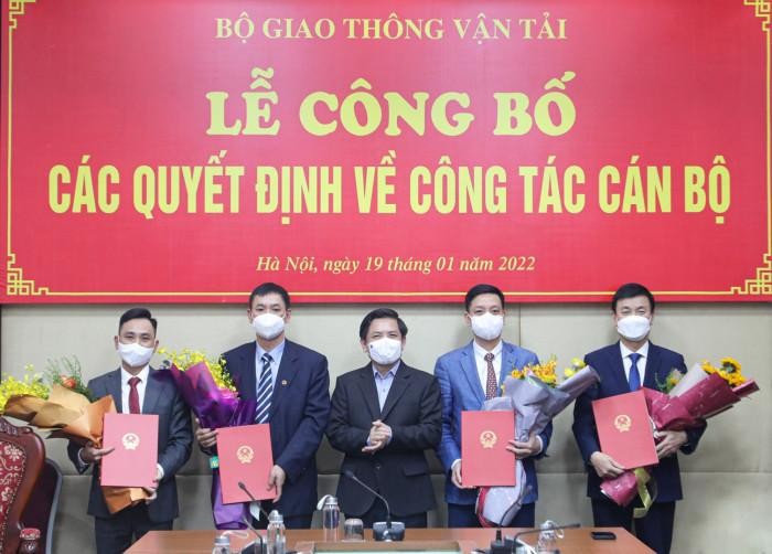 Bộ trưởng GTVT chúc mừng các cán bộ vừa được bổ nhiệm.