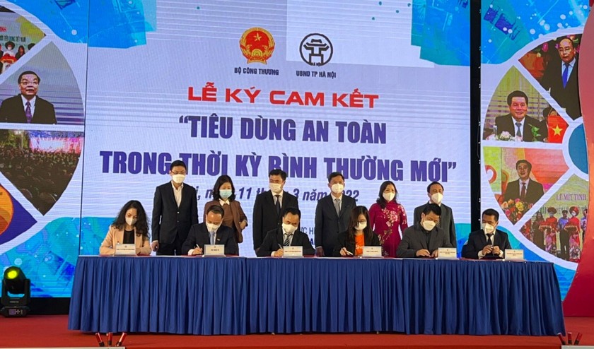 Đại diện Masan và một số doanh nghiệp ký Bản cam kết “Tiêu dùng an toàn trong thời kỳ bình thường mới”.