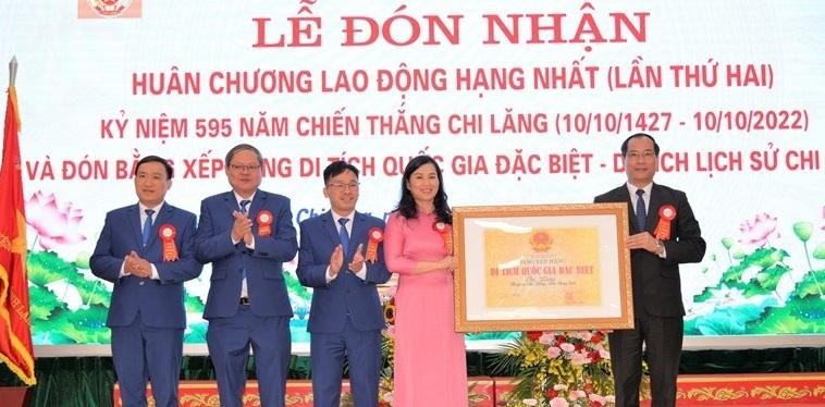 Bà Trần Thanh Nhàn - Bí thư Huyện uỷ Chi Lăng, ông Vi Nông Trường - Chủ tịch UBND huyện Chi Lăng cùng lãnh đạo huyện này (bên trái) đón nhận Bằng xếp hạng di tích Quốc gia đặc biệt - Di tích lịch sử Chi Lăng