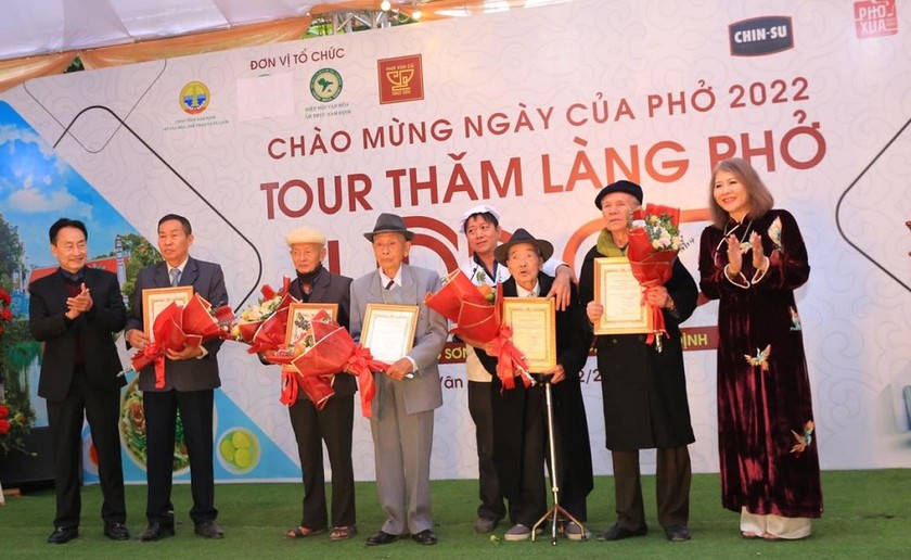 Bà Nguyễn Hoàng Yến - Phó Chủ tịch Hiệp hội Văn hóa ẩm thực Việt Nam và Ông Lã Quốc Khánh - Phó Chủ tịch Hiệp hội Văn hóa ẩm thực Việt Nam trao bảng vàng vinh danh cho 5 nghệ nhân làng Vân Cù