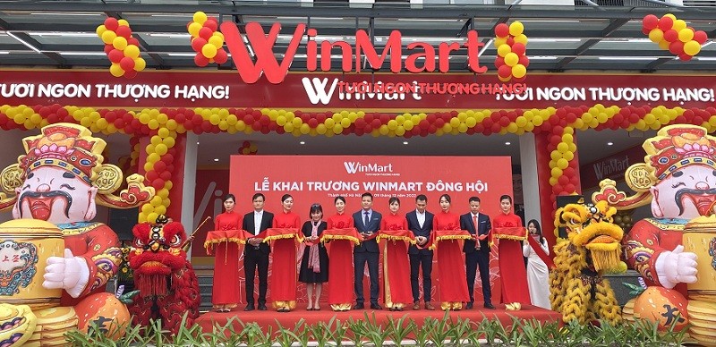 Các đại biểu cắt băng khai trương, vận hành WinMart Đông Hội.