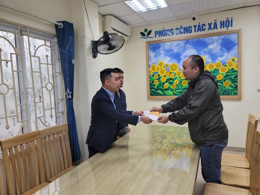Đại diện Đoàn công tác thăm hỏi, động viên gia đình nạn nhân trong vụ tai nạn. Ảnh BSH