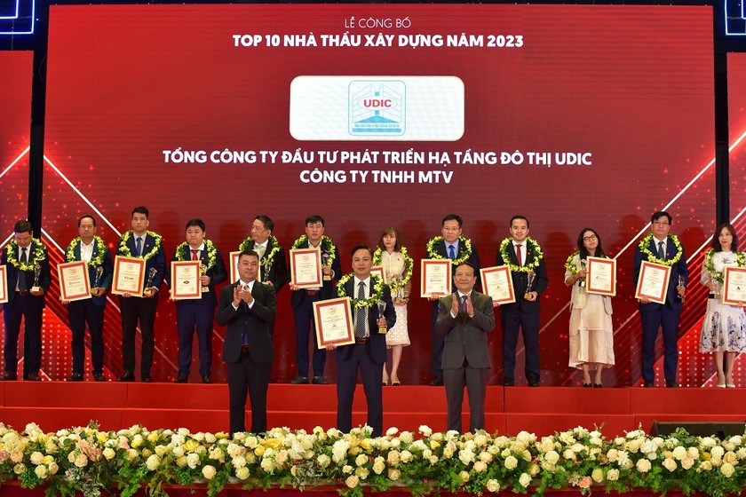 Ông Nguyễn Văn Luyến - Tổng giám đốc Tổng công ty UDIC nhận danh hiệu Top 10 nhà thầu xây dựng Việt Nam