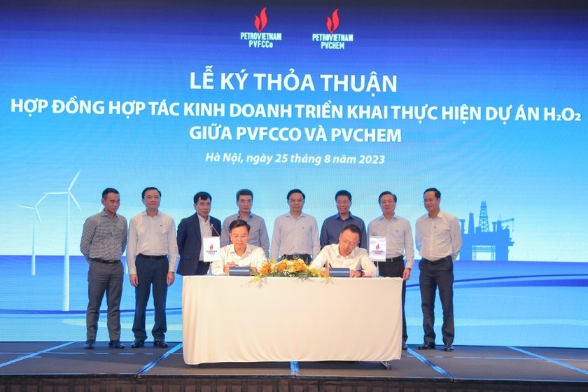 Lãnh đạo Petrovietnam, PVFCCo và PVChem chứng kiến lễ ký hợp đồng.