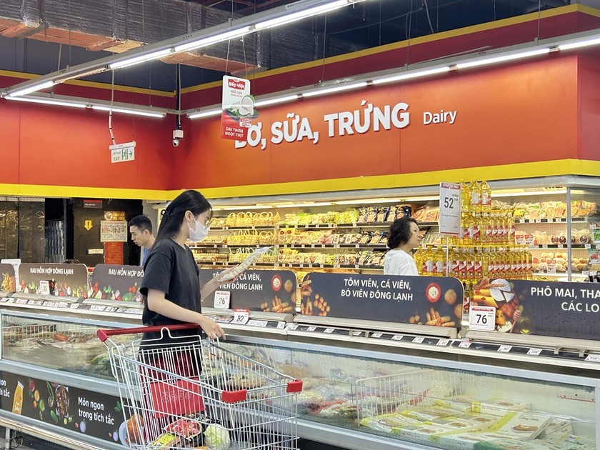 Khách hàng mua sắm tại siêu thị WinMart.