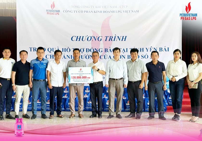 Ông Hoàng Việt Dũng - Chủ tịch Hội đồng quản trị PV GAS LPG trao quà hỗ trợ người dân bị ảnh hưởng bão số 3. (Ảnh: PV GAS LPG).