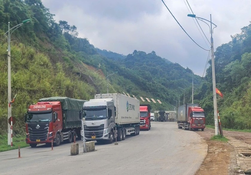 Hoạt động xuất nhập khẩu sôi động là một trong những nguyên nhân khiến thu ngân sách tỉnh Lạng Sơn 9 tháng đầu năm tăng trưởng tốt.