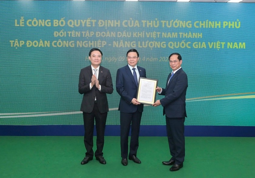 Thừa ủy quyền của Thủ tướng Chính phủ, Phó Thủ tướng Bùi Thanh Sơn trao quyết định đổi tên Tập đoàn Công nghiệp - Năng lượng Quốc gia Việt Nam.