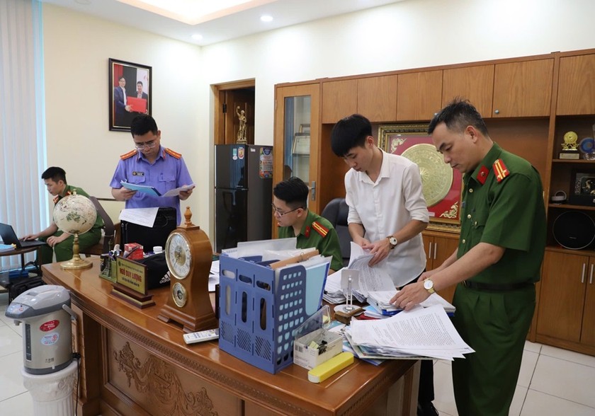 Đơn vị chức năng khám xét tại phòng làm việc của bị can Ngô Duy Lượng. (Ảnh: Công an Bắc Giang).