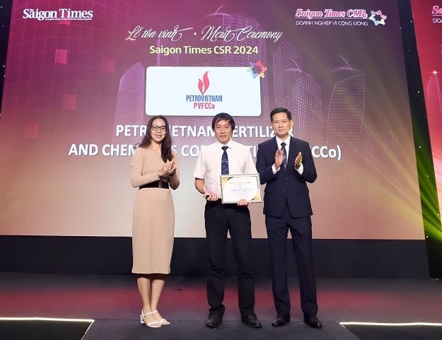 Đại diện PVFCCo nhận giải thưởng “Doanh nghiệp vì cộng đồng” do một tổ chức uy tín vinh danh.