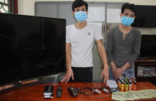 Chủ nhà ngủ trưa ở phòng khách, trộm vào khoắng hết đồ