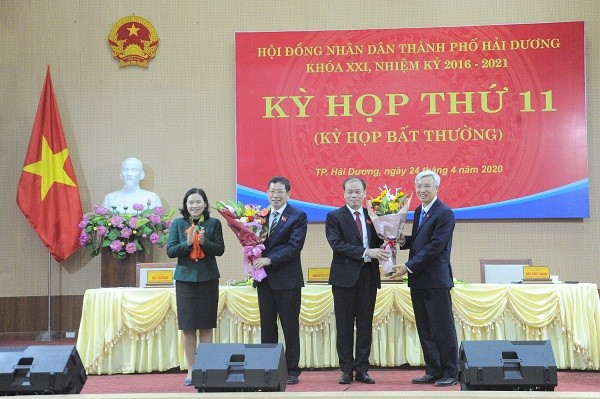 Lãnh đạo TP chúc mừng ông Vũ Tiến Phụng (thứ hai từ trái sang) và Trần Hồ Đăng (thứ ba từ trái sang).