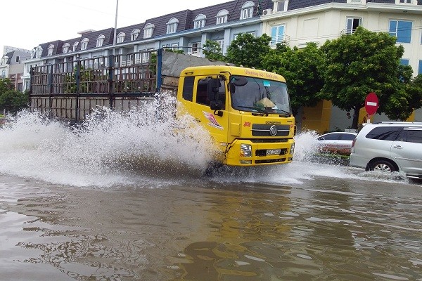 Cơn mưa lớn rạng sáng ngày 13/8 khiến nhiều tuyến đường trên địa bàn TP. Hải Dương bị ngập úng nặng.