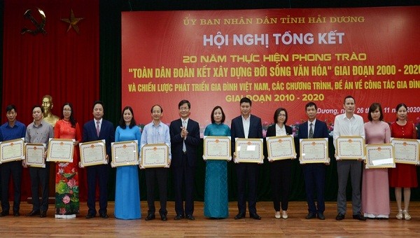 Lãnh đạo UNBD tỉnh Hải Dương trao bằng khen cho các cá nhân tiêu biểu.