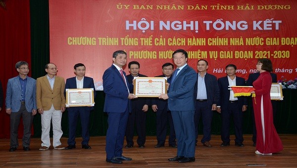 Lãnh đạo tỉnh Hải Dương tặng bằng khen cho các tập thể, cá nhân có thành tích xuất sắc trong thực hiện công tác CCHC.