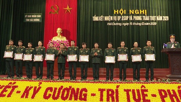 Các tập thể, cá nhân được khen thưởng vì có thành tích xuất sắc trong phong trào thi đua Quyết thắng năm 2020 của tỉnh Hải Dương.