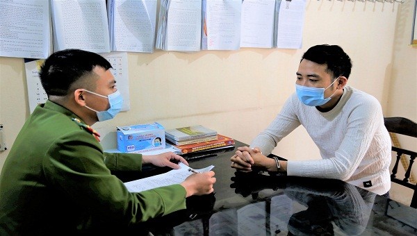 Đối tượng Nguyên Văn Tùng tại cơ quan công an