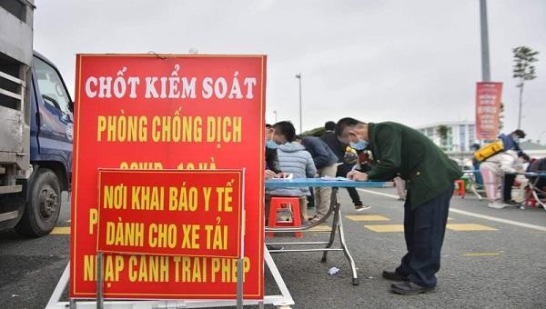 Chốt kiểm soát dịch COVID-19 tại cầu Bạch Đằng. 