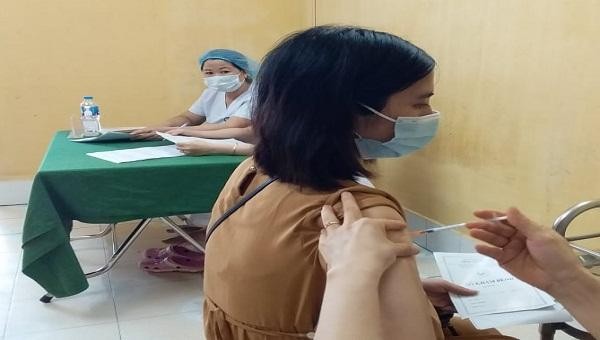 Hơn 100 thai phụ ở Hải Dương được tiêm vaccine phòng COVID-19.