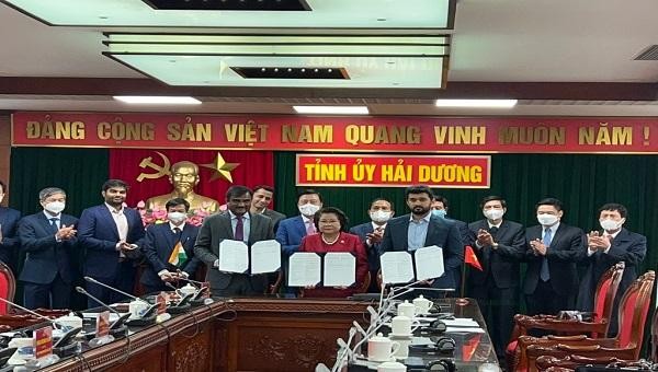 Với sự chứng kiến của lãnh đạo tỉnh, các nhà đầu tư ký biên bản quyết định đầu tư công viên dược tại Hải Dương