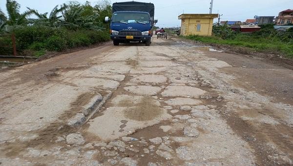 Suốt chiều dài khoảng 3km, hầu hết mặt đê tông trên đường đều đã vỡ nát