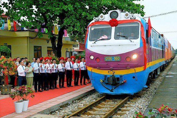 Đoàn tàu hàng liên vận đầu tiên từ ga Cao Xá gồm 12 toa chở hàng hóa 