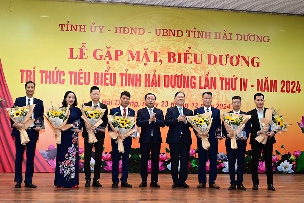 Chủ tịch Liên hiệp các Hội Khoa học và Kỹ thuật Việt Nam Phan Xuân Dũng và Bí thư Tỉnh uỷ Hải Dương Trần Đức Thắng trao biểu trưng và tặng hoa chúc mừng các trí thức tiêu biểu 