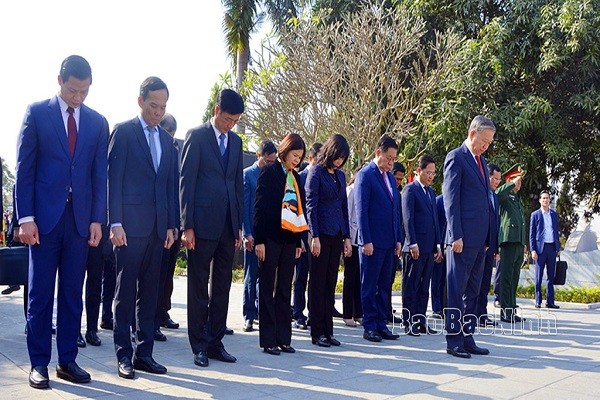 Tổng Bí thư Tô Lâm cùng Đoàn đại biểu tưởng niệm Tổng Bí thư Nguyễn Văn Cừ. (Ảnh: Báo Bắc Ninh)