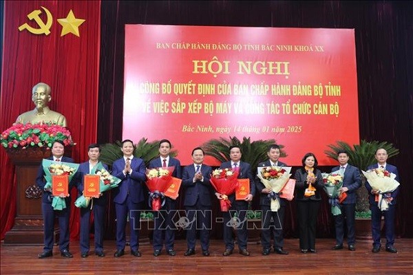 Tỉnh ủy Bắc Ninh trao quyết định cho trưởng, phó Ban Tuyên giáo và Dân vận Tỉnh ủy (ảnh TTXVN) 