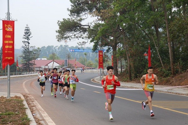 Các vận động viên tham gia chạy cự ly 10 km quanh hồ Côn Sơn.