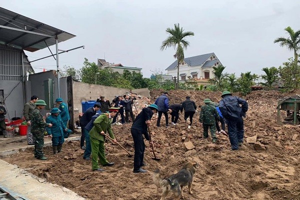 ​Các lực lượng chức năng của tỉnh Hải Dương tham gia hỗ trợ khởi công xoá nhà tạm, nhà dột nát trên địa bàn.