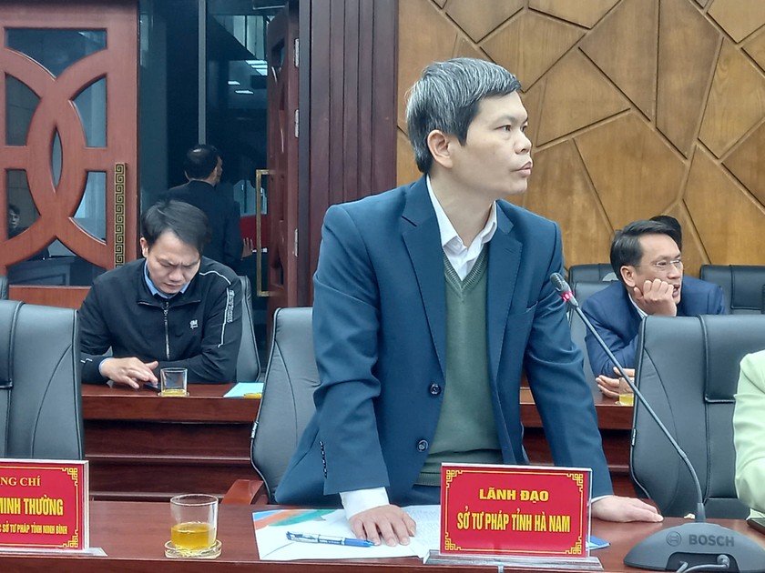 Ông Vũ Minh Hậu, Phó Giám đốc Sở Tư pháp tỉnh Hà Nam trình bày tham luận tại Hội nghị.